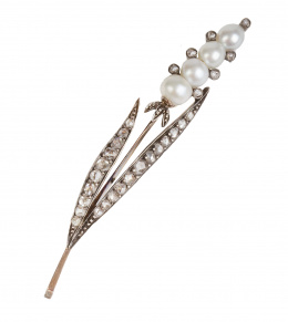 21.  Broche alfiler modernista de pp. S. XX con diseño de espiga de perlas entre dos hojas estilizadas de diamantes