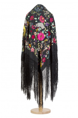 1180.  Mantón de "Manila" en seda negra bordada con flores y aves.
