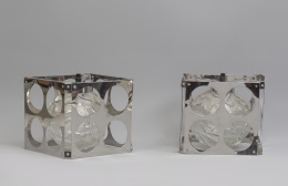 1050.  Pareja de lámparas de colgar, bola de cristal y estructura agujereada de cromo. Bélgica, años 70