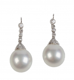 224.  Pendientes largos con perillas de perlas australianas colgantes de línea rivière de brillantes 
