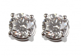 216.  Pendientes dormilonas de brillantes en montura de cuatro garras