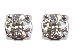 215.  Pendientes dormilonas de brillantes en montura de cuatro garras