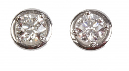 240.  Pendientes dormilonas de brillantes en montura de cuatro garras sobre marco circular