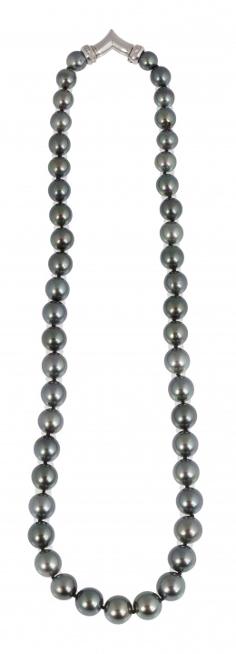 168.  Collar de perlas Tahití de tamaño creciente hacia el centro