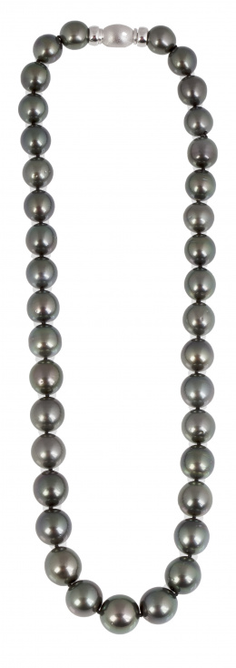 133.  Collar de perlas Tahití de tamaño creciente hacia el centro 