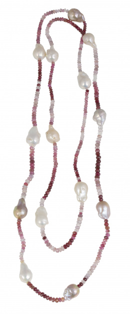 187.  Prog: 53221. Collar largo de rubíes facetados con perlas barrocas de los mares del sur