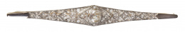 329.  Prog: 61239. Broche placa Art-Decó con un brillante central de talla antigua de 0,60 ct aprox