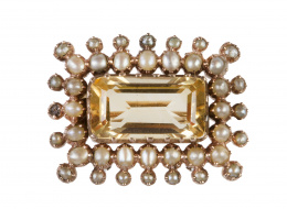14.  Broche de pp. S. XX con citrino rectangular rodeado por marco con doble orla de perlas finas