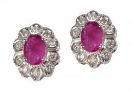 107.  Prog: 68583. Pendientes con rubí de talla oval orlado de brillantes