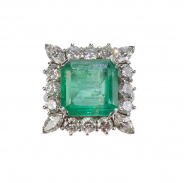 346.  Sortija con esmeralda colombiana de talla esmeralda cuadrada, orlada de brillantes y con diamantes talla navette en las esquinas de la orla