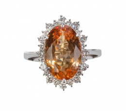 280.  Sortija con topacio Imperial natural de 11,40 ct y talla oval, orlado de brillantes de dos tamaños alternos