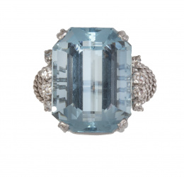 289.  Sortija con aguamarina de talla esmeralda con un peso de 18 ct aprox flanqueada por cuatro brillantes a cada lado en abanicos de hilo