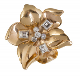 121.  Sortija con diseño en forma de flor con brillantes y baguettes adornando centro y pétalos en oro rosa de 18K