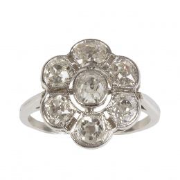 18.  Sortija de pp. S. XX de platino y brillantes de talla antigua en rosetón con forma de flor