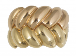 284.  Sortija ancha con frente ancho de gallones a modo de trenza