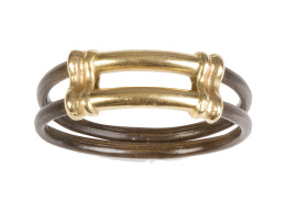 114.  Sortija con doble hilo de pelo de elefante con frente en oro amarillo de 18K