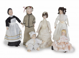 1011.  Lote de cuatro muñecas y dos bebés de porcelana policromada y trapo, h. 1900.