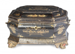 576.  Caja en madera lacada y dorada para la exportación.China, h. 1840-1850.