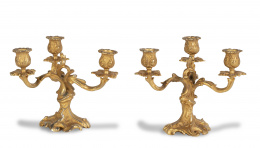 639.  Pareja de candelabros Napoleón III de tres brazos de luz de bronce dorado.Francia, último cuarto del S. XIX.