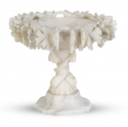 640.  Centro en alabastro tallado decorado con hojas.Francia, S. XIX.