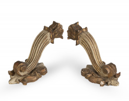 1055.  Pareja de apliques de madera tallada, policromada y dorada.pp. del S. XX.