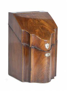 868.  Cubertero o "Cutlery box" de madera de palma de caoba y caoba.Inglaterra, ff. del S. XVIII.