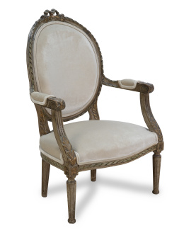 642.  Silla baja de brazos Luis XVI de madera tallada, policromada y dorada.Francia, S. XVIII.