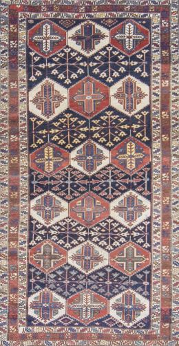 579.  Alfombra caucásica con elementos geométricos, con campo azul y rojo.