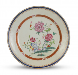 650.  Plato de porcelana esmaltada de Compañía de Indias con decoración floral.China, S. XVIII.