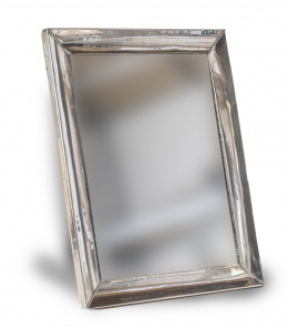 656.  Espejo con marco de plata con fechas grabadas "1868-1948".