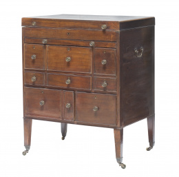 1021.  Mueble de campaña Jorge III de madera de caoba.Trabajo inglés, ff. del S. XVIII - pp. del S. XIX.
