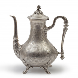 500.  Cafetera de plata de decoración grabada y hojas, tapa rematada por frutos. Con marcas.Francia, ff. del S. XIX.