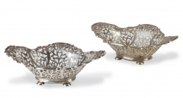 503.  Dos centros en plata Jorge V, con trabajo calado en el alero de hojas y flores.Nathan & Hayes, Birmingham, 1916.