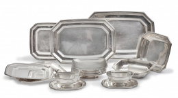 507.  Gustave Keller*Vajilla en plata con iniciales grabadas entrelazadas y esquinas achaflanadas. Ley 950, con marcas de exportación.París, primer cuarto del S. XX.