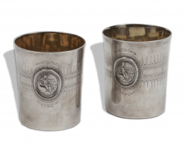 596.  Dos vasos Jorge III en plata con el interior dorado y medallón con la justicia.Inglaterra, Londres, 1784