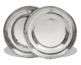 493.  Pareja de fuentes redondas estilo Luis XVI. Con marcas y minerva, ley 950.Jean Baptiste Gustave Odiot, París, ff. del S. XIX.