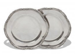 512.  Pareja de fuentes de contorno polilobulado con decoración de cintas. Con marcas. "COSSON CORDY PONT NEUF 13 PARIS".Ley 950.Antoine Cosson, Paris, ffs. del S. XIX.