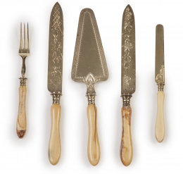 536.  Juego de merienda en plata dorada con mango de hueso, ley 950.Francia, ff. del S. XIX.