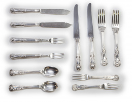 511.  Cubertería en plataCon diferentes marcas: Londres 1854 (Robert Wallis), Sheffield 1889 (Harrison Brothers & Hoeson?), Gibson & Langman 1883.Inglaterra, S. XIX.