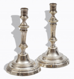 869.  Pareja de candeleros de estilo Luis XIV en metal plateado.Francia, S. XIX.