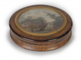 794.  Caja en madera de raíz con interior de carey con un paisaje en la tapa.Trabajo inglés, h. 1800