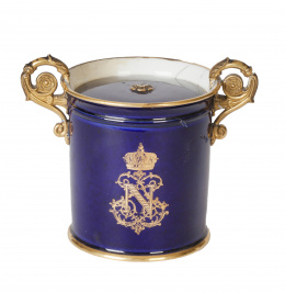 1024.  Taza con tapa Luis Felipe en porcelana esmaltada en azul real y dorada. Marcas en la base. Sévres, 1844.