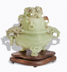 566.  Esenciero en jade con quimeras talladas.China, S. XIX.