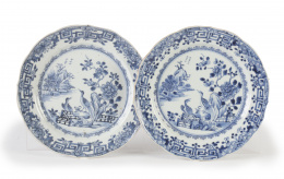 575.  Pareja de platos con dos garzas esmaltado en azul cobalto.Compañía de Indias, S. XVIII.Uno con pelo.