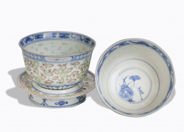 977.  Pareja de boles de arroz con plato en porcelana esmaltada.China, S. XIX. 