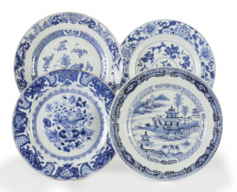 990.  Juego de cuatro platos, dos con decoración floral, uno con jarrón y otro con pagoda.Compañía de Indias, China, S. XVIII.
