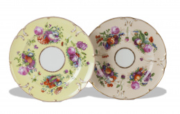 488.  Pareja de platos en porcelana esmaltada y dorada con decoración floral. Marca A.T.Fábrica de Popov, Gorbunovo, Rusia, h. 1830-1840.