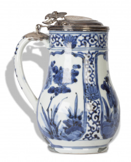 995.  Jarro en porcelana esmaltada en azul y blanco, montada en plata.China, S. XVIII.