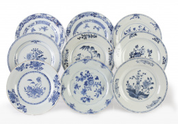 989.  Juego de nueve platos decorados con flores y uno de ellos con jarrón, de porcelana esmaltada en azul de cobalto.Compañía de Indias, China, S. XVIII.