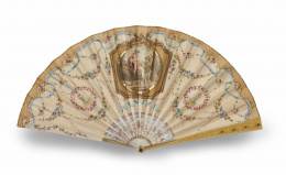 622.  Abanico de niña en tela con escena pintada, nácar y metal.Francia, h. 1830.